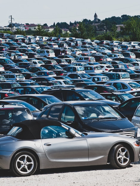 Foto automóveis no estacionamento