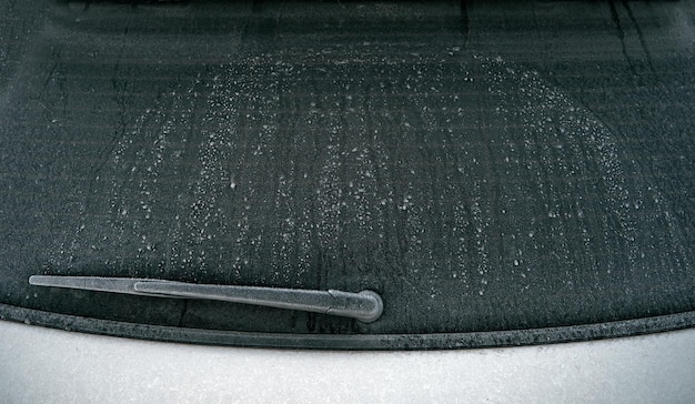 Automóvil congelado en el estacionamiento Escarcha en las ventanas del automóvil vidrio esmerilado Escarcha en la ventana lateral del automóvil