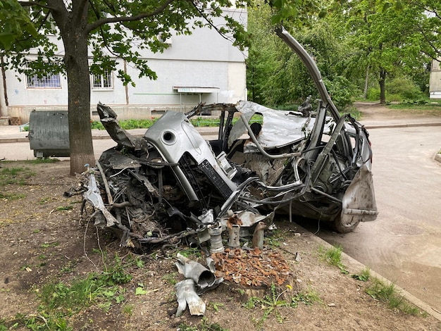 Un automóvil dañado en Kharkov como resultado del bombardeo de una ciudad pacífica por parte de las tropas rusas.