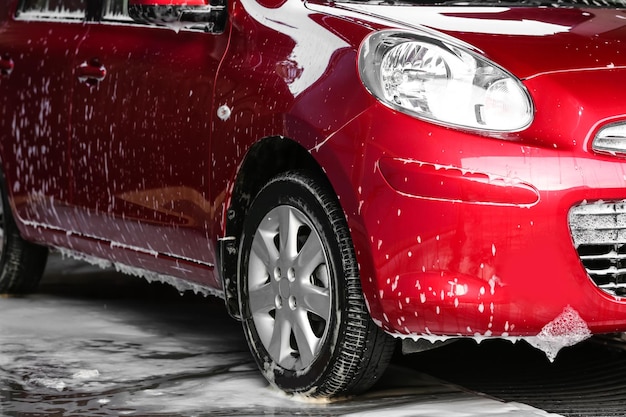 Automóvil rojo en lavado de autos