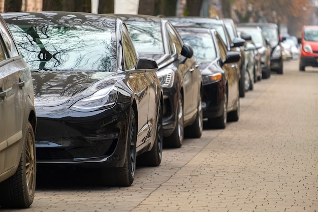 Automóviles estacionados en una fila al lado de la calle de la ciudad.