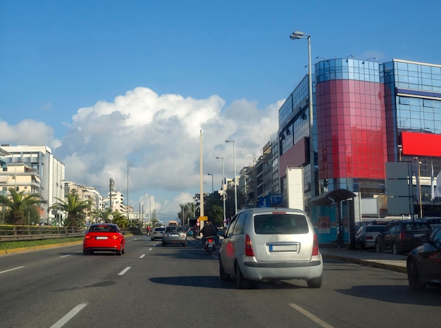 Automóviles y taxis conducen por la calle Andrea Siggrou en la playa de Kallithea en Atenas Grecia