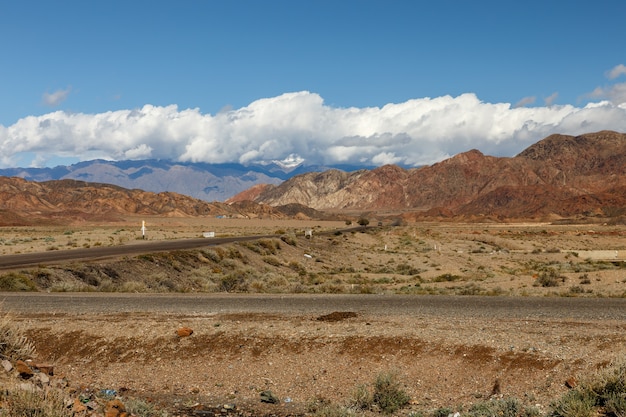 Una autopista 365, pasando por la región de Issyk-Kul, Kirguistán