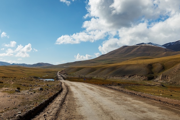 Una autopista 367 que pasa por la región de Naryn en Kirguistán.