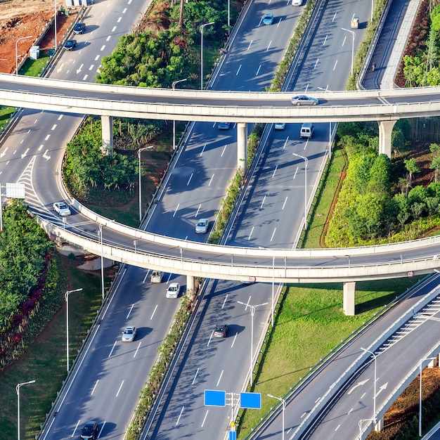 Autopista aérea y coches.