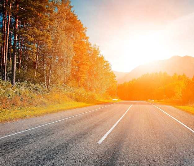 Autopista al atardecer Verano en mountais