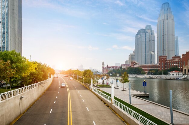 Autopista y arquitectura urbana moderna en Tianjin, China