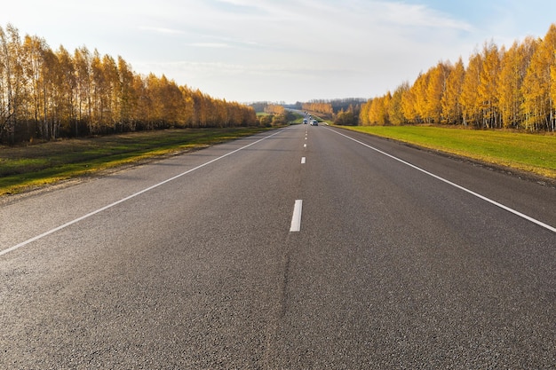 Autopista de asfalto en un soleado día de otoño