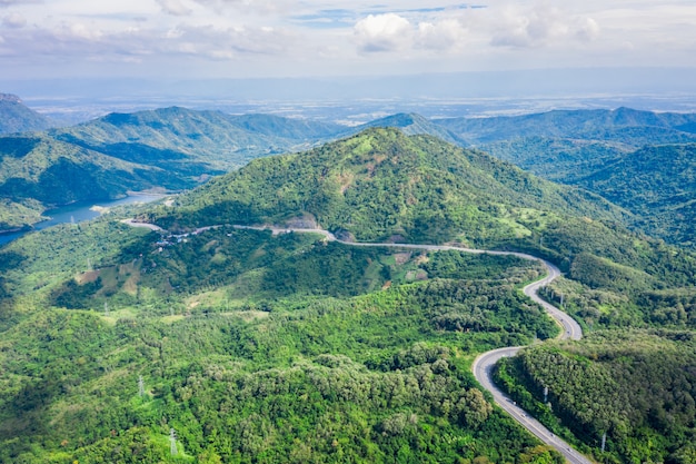Autopista de la carretera de la serpiente no.12 que conecta la ciudad en el pico de la montaña verde en Tailandia