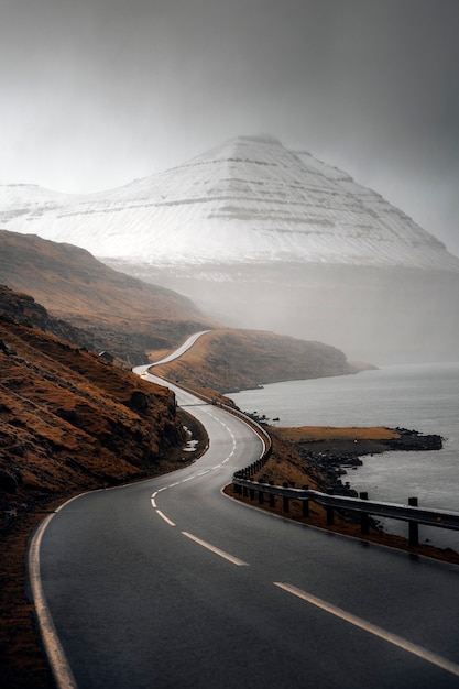 Autopista escénica junto al lago en las Islas Feroe