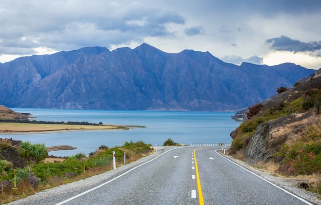 Autopista Highway Road que se extiende hasta Lake Hawea en Wanaka en Nueva Zelanda