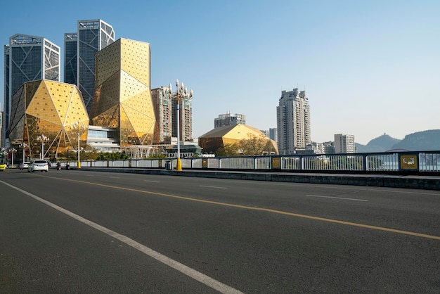 Autopista y horizonte de la ciudad de Liuzhou, Guangxi, ChinaAutopista y horizonte de la ciudad de Liuzhou, Guangxi, China