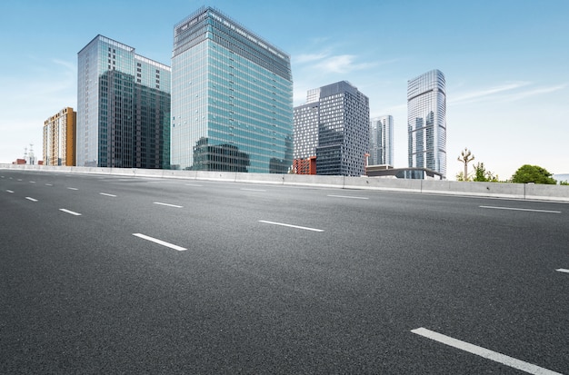 La autopista y el horizonte de la ciudad moderna se encuentran en chengdu, China.