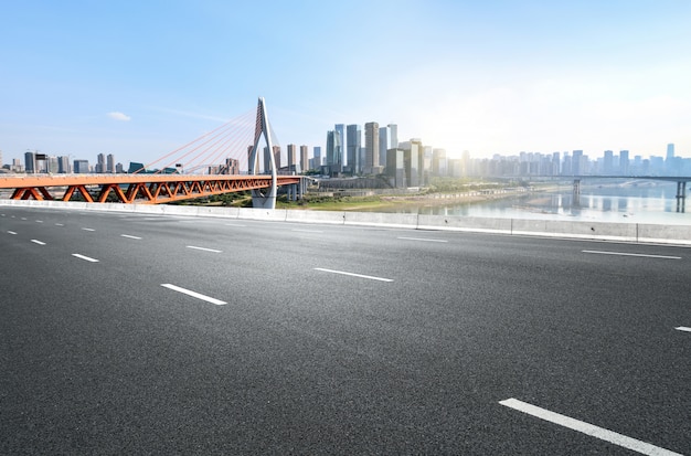 La autopista y el horizonte de la ciudad moderna se encuentran en Chongqing, China.