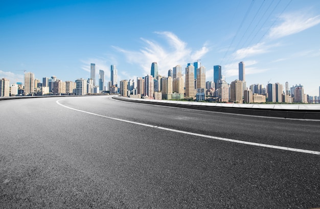 La autopista y el horizonte de la ciudad moderna se encuentran en Chongqing, China.