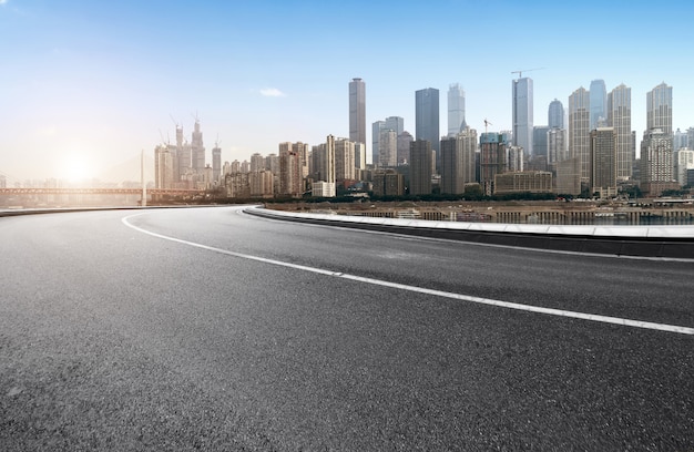 La autopista y el horizonte de la ciudad moderna se encuentran en Chongqing, China.