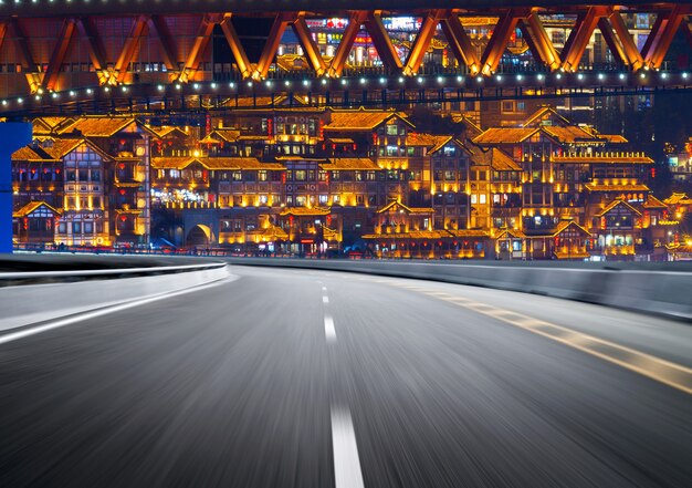 La autopista y el horizonte de la ciudad moderna se encuentran en Chongqing, China.