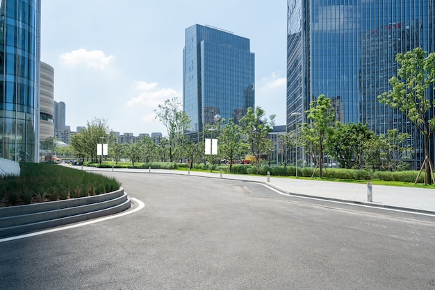 La autopista y el horizonte de la ciudad moderna se encuentran en chongqing, china.