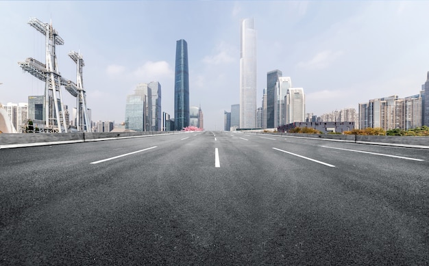 La autopista y el horizonte de la ciudad moderna se encuentran en Guangzhou, China.