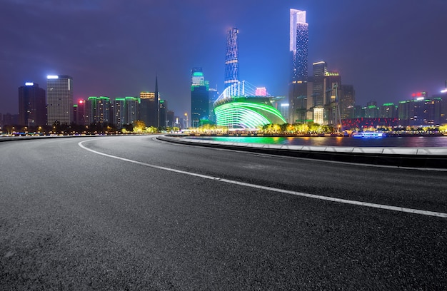 La autopista y el horizonte de la ciudad moderna se encuentran en Guangzhou, China.