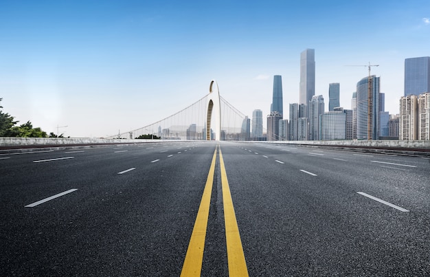 La autopista y el horizonte de la ciudad moderna