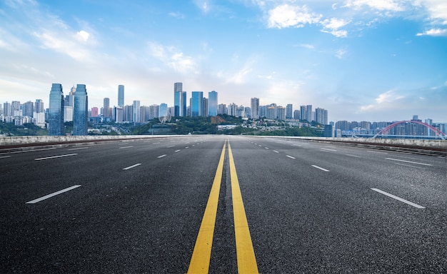 La autopista y el horizonte de la ciudad moderna