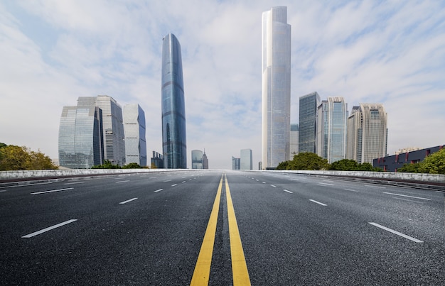 La autopista y el horizonte de la ciudad moderna