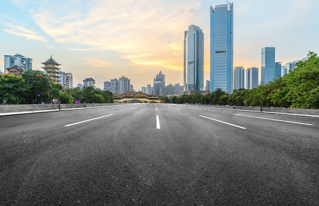 La autopista y el horizonte de la ciudad moderna.