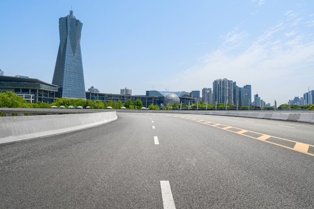 Autopista y horizonte urbano en Hangzhou, China