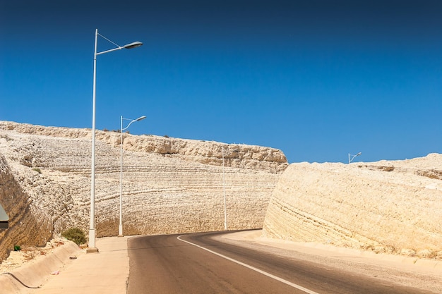 Autopista entre montañas y terreno llano Marruecos