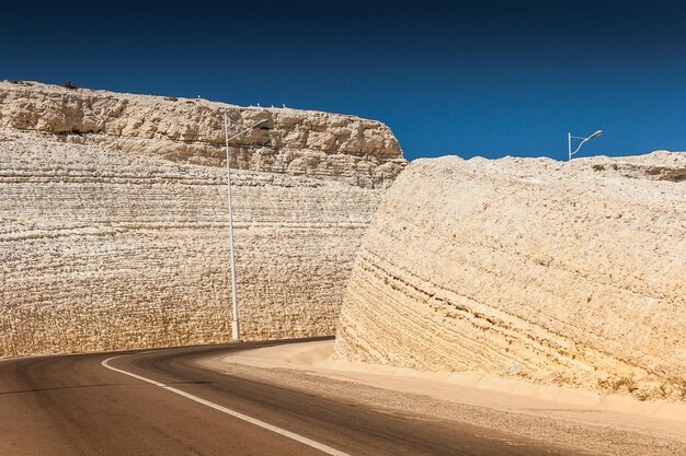 Autopista entre montañas y terreno llano Marruecos