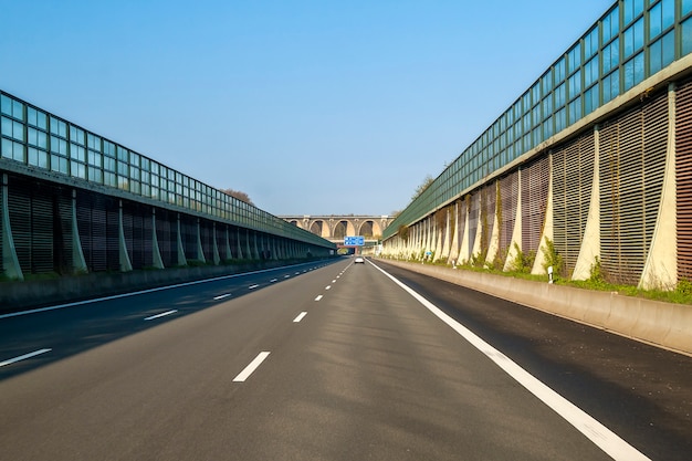 Autopista rápida en Alemania con paredes altas a los lados