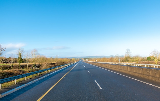 Autopista sin tráfico en día soleado. Bloqueo en Irlanda.