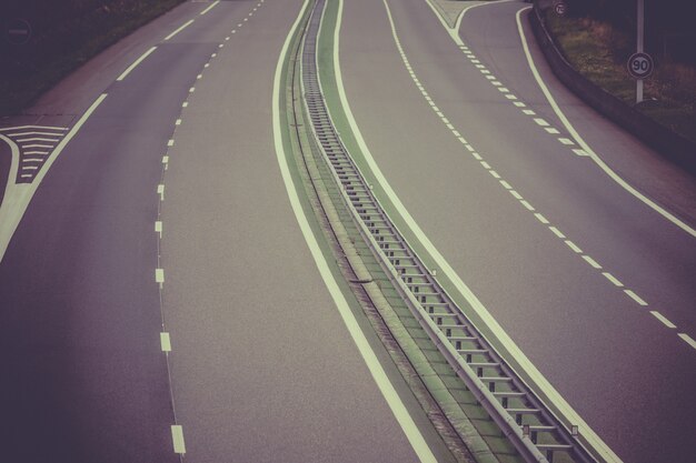 Autopista a través de Francia en verano. Vista superior