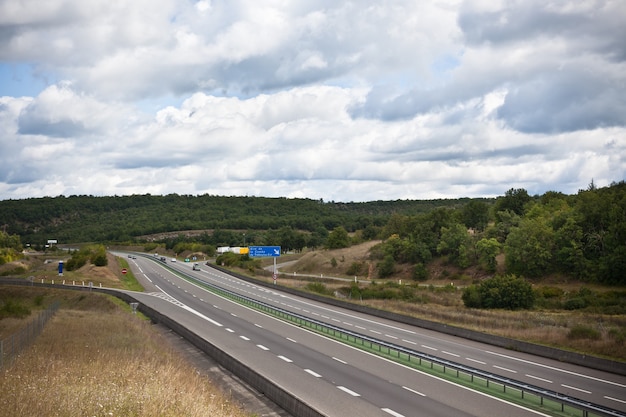 Autopista a través de Francia en verano