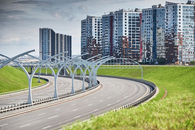 Foto la autopista vacía del diámetro occidental de alta velocidad en san petersburgo en un clima claro y soleado verde