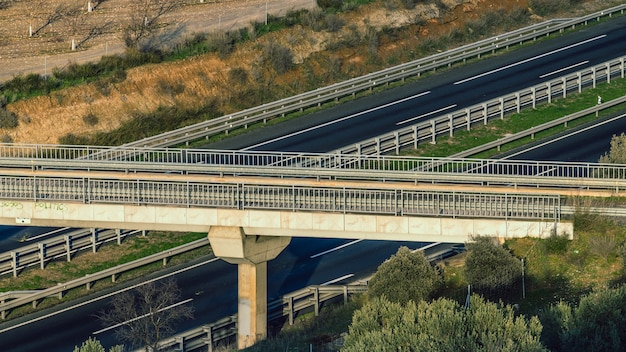 Autopista vacía con puente que cruza la autopista