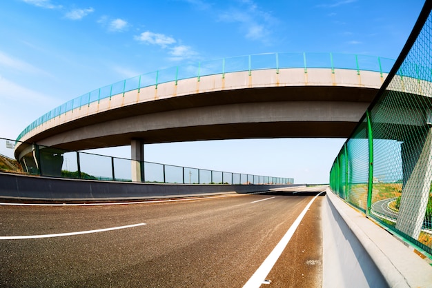 Autopista y viaducto.