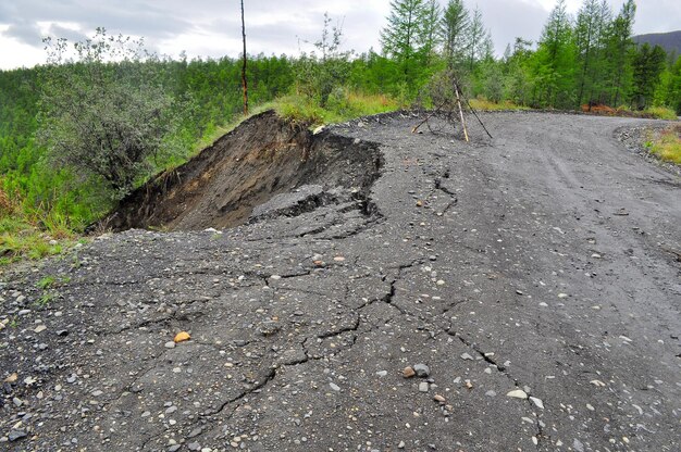 Autopista en Yakutia dañada por la lluvia