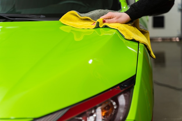 Autopolieren mit gelbem Mikrofasertuch. Schutz der Lackierung.