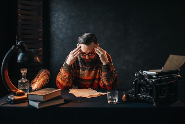 Autor barbudo de óculos lendo seu trabalho