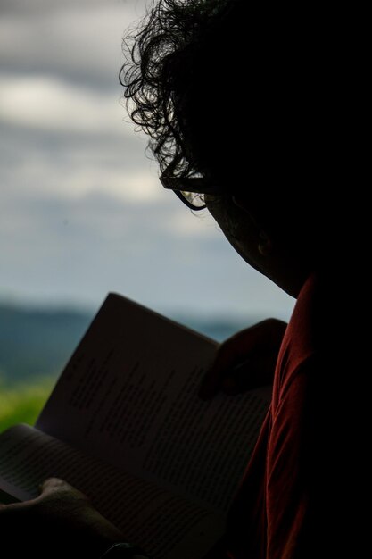 El autor está leyendo un libro mientras está sentado en la casa del zoom de la montaña Foto tomada de Bandarban Chittagong Bangladesh 8 de marzo de 2022