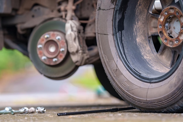 Autoradreparatur im Freien ohne Reifen auf der Straße Kfz-Werkstatt zum Austausch von Ersatzteilen nach Ausfall