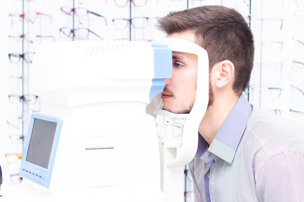 Autorefkeratotonometer. Aparelho de diagnóstico oftalmológico multifuncional. Médico oftalmologista verifica os olhos do paciente.