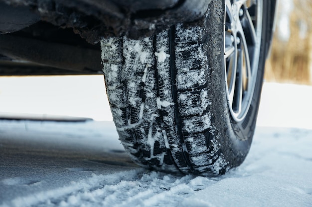 Foto autoreifen in shogo radspuren im schnee im winter