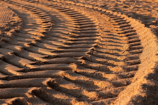 Foto autoreifendrucke auf sand tagsüber, selektiver fokus.