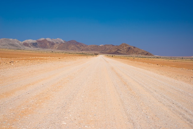 Autoreise in der Namib-Wüste, Nationalpark Namib Naukluft, Reiseziel in Namibia. Reiseabenteuer in Afrika.