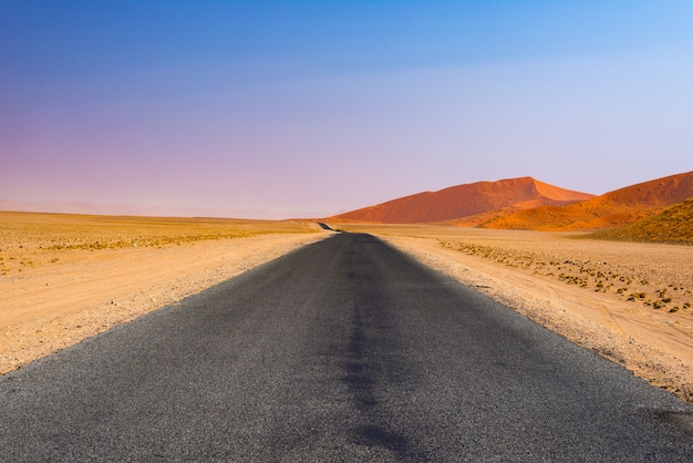 Autoreise in der Namib-Wüste, Nationalpark Namib Naukluft, Reiseziel in Namibia. Reiseabenteuer in Afrika.