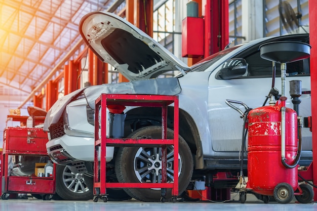 Foto autoreparatur in der werkstatt