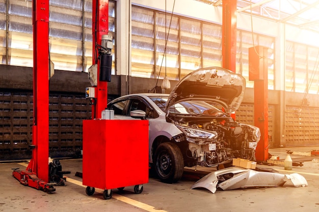 Autoreparatur in einer Garage mit Softfocus und Überlicht im Hintergrund